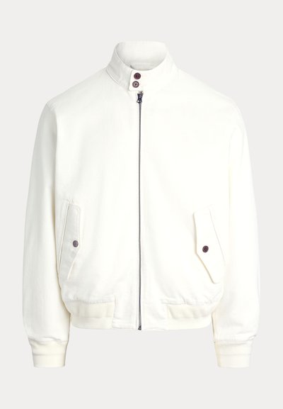 Balta užsegama bomber tipo striukė su ribiniu apdaila rankogaliais ir apačia, dvi kišenės su sagomis ir aukšta apykakle su dviem tamsiomis sagomis.