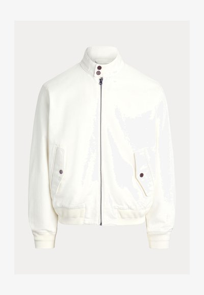 Balta užsegama bomber tipo striukė su ribiniu apdaila rankogaliais ir apačia, dvi kišenės su sagomis ir aukšta apykakle su dviem tamsiomis sagomis.