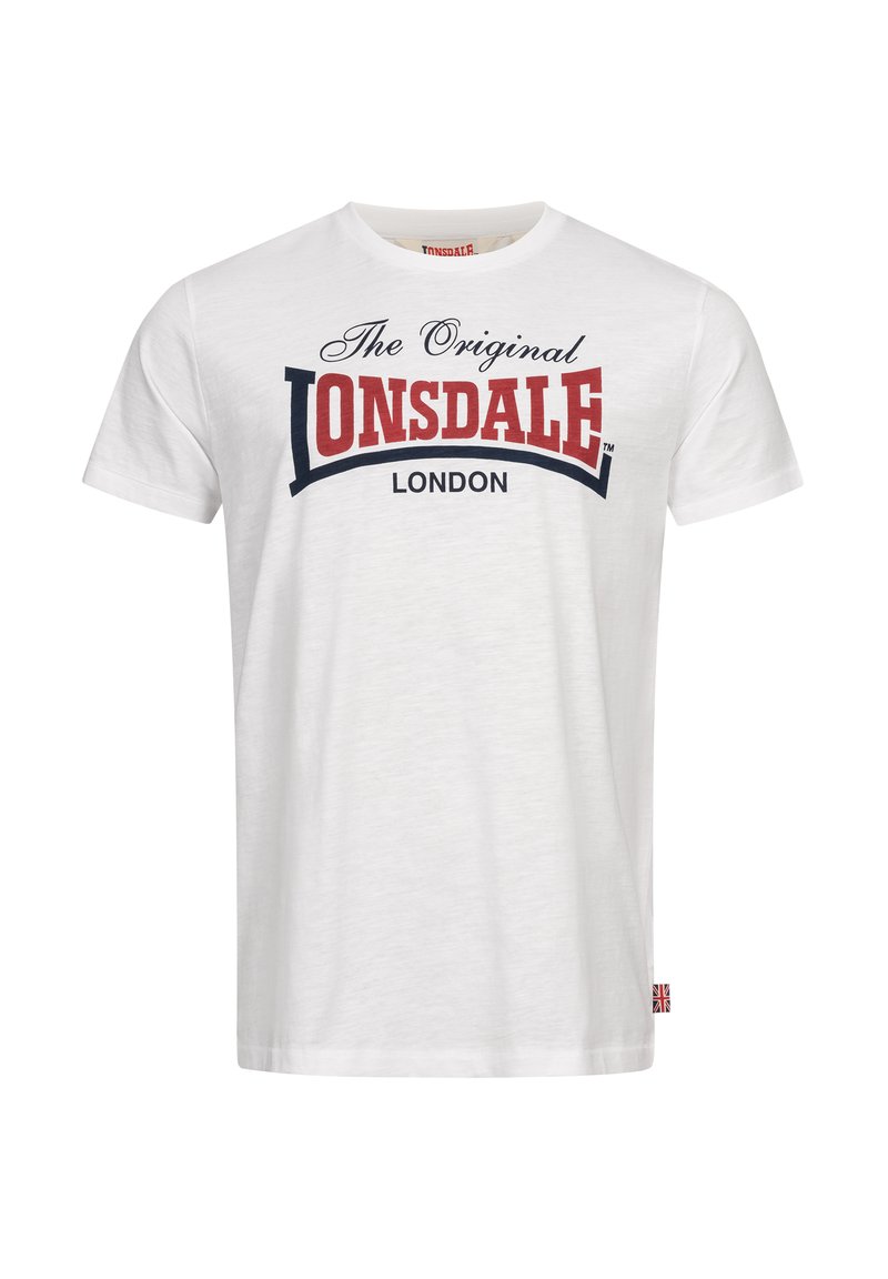 Fehér pamut póló, amelyen piros és sötétkék logó található "The Original Lonsdale" és "London" felirattal. Rövid ujjak és normál szabás.