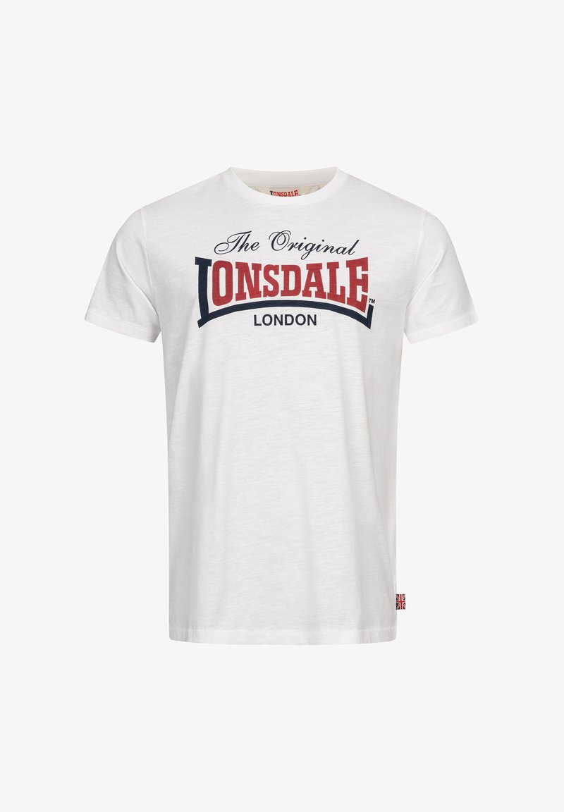 Balta medvilnė marškinėliai su raudona ir tamsiai mėlyna logo, kuriame parašyta "The Original Lonsdale" ir "London". Trumpomis rankovėmis ir standartiniu kirpimu.