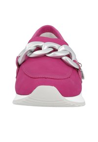 Chaussure fuchsia avec un extérieur en daim lisse, dotée d'une chaîne en argent proéminente sur le dessus, d'une semelle en caoutchouc blanche et d'un bout rond.