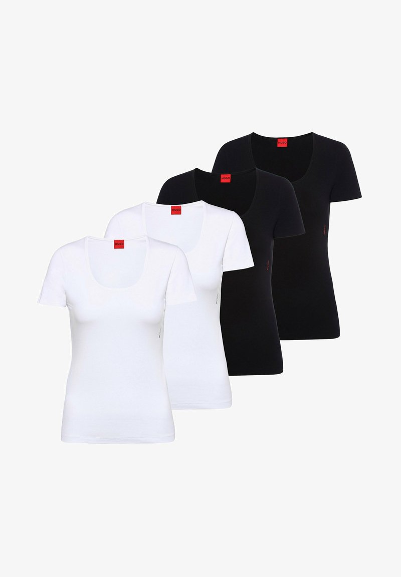 Vier kurzärmlige T-Shirts in Weiß und Schwarz. Jedes hat einen runden Ausschnitt und ein kleines rotes Logolabel am Saum. Glattes Baumwollgewebe.
