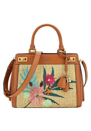 Bruine leren en gevlochten strohandtas met bloemrijk borduurwerk, gouden beslag, bovenhandvatten, schouderriem en Guess-logo aan de voorkant.