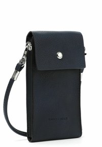 Borsa a tracolla nera in pelle con finitura testurizzata, chiusura a scatto magnetico, hardware in argento e tracolla regolabile. Nome del marchio impresso sul davanti.