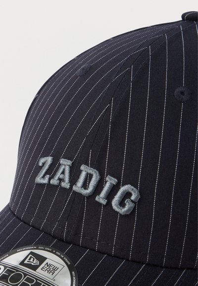 Casquette bleu marine avec motif à rayures fines, texte brodé "ZADIG" en gris, et un badge circulaire "NEW ERA" sur la visière.