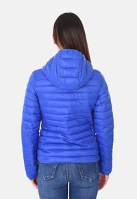 Giacca puffer blu con cuciture orizzontali, design aderente e cappuccio. Il materiale appare liscio e lucido, offrendo calore e isolamento.
