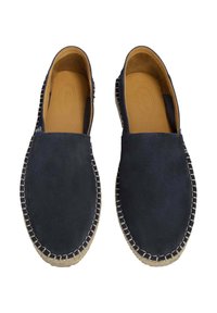 Espadrillas in nabuk blu con soletta beige e suola in juta intrecciata. Design slip-on con cuciture a contrasto lungo la suola.