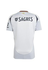 Grå atletisk trøje med korte ærmer, struktureret stof, fremtrædende "SAGRES" logo og kontrastfarver i sort og gul.