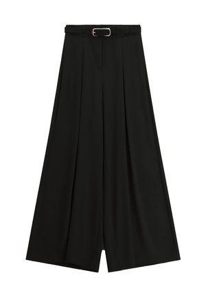 Pantaloni neri a gamba larga con pieghe e una cintura nera abbinata con una fibbia rettangolare argentata.