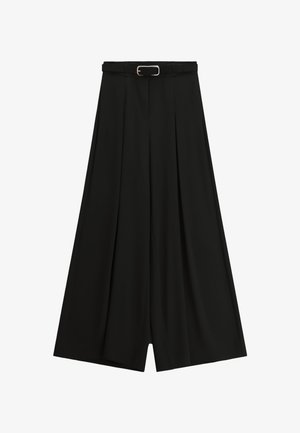 Pantaloni neri a gamba larga con pieghe e una cintura nera abbinata con una fibbia rettangolare argentata.