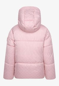 Różowa kurtka puchowa z kapturem, z pikowanym wzorem i elastycznymi mankietami. Gładka tekstura z subtelnym wzorem z logo na całej powierzchni.