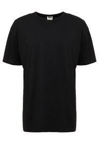 Camiseta de algodón negra de cuello redondo con mangas cortas, corte estándar, textura suave y sin patrones o acentos visibles.