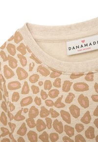Beige Sweatshirt mit rundem Ausschnitt, aus einem weichen Material und einem verspielten Leopardenmuster in Beige und Hellrosa. Markenetikett sichtbar innen.
