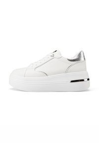 Sneaker bianco con un accento posteriore testurizzato in argento, design con lacci, suola bianca elevata con una striscia metallica e materiale simile alla pelle liscia.