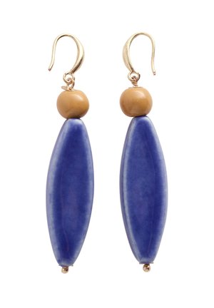 Paar hangende oorbellen met gouden haakjes, ronde lichtbruine kralen en langwerpige ovale blauwe kralen die eronder hangen, getoond op een witte achtergrond.