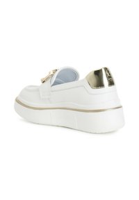 Sneaker bianco con tomaia in pelle liscia, dettagli metallici dorati sul tallone e suola in gomma texturizzata per una maggiore aderenza. Chiusura con strap in velcro.