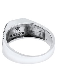 Anello da uomo in argento con design geometrico, caratterizzato da una finitura liscia e logo incastonato all'interno. Bordo arrotondato e texture minimale.
