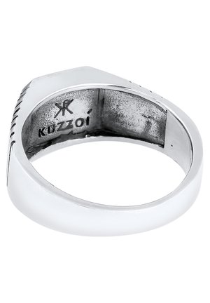 Hopea miesten sormus, jossa on geometrinen muotoilu, tasaisen pinnan kanssa ja kaiverrettu tuotemerkki sisällä. Pyöristetyt reunat ja minimaalinen rakenne.