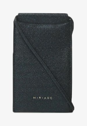 Sort tekstureret håndtaske med en glat overflade, der har en rem og det prægede mærkenavn "MIRIADA" i guld forneden.