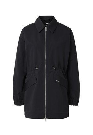 Giacca nera di media lunghezza con cerniera frontale, coulisse regolabili in vita, tasche con patta, polsini elasticizzati e collo appuntito.