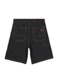 Shorts noirs à fines rayures avec deux grandes poches arrière, coutures orange, passants pour ceinture, et une petite boucle pour outils sur le côté gauche.