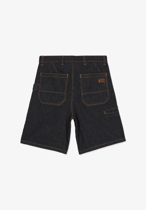 Shorts noirs à fines rayures avec deux grandes poches arrière, coutures orange, passants pour ceinture, et une petite boucle pour outils sur le côté gauche.