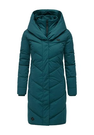 Tiefgrüner Puffermantel mit hohem Kragen, Chevron-Steppdesign, Reißverschluss und langen Ärmeln. Verfügt über eine glatte Stofftextur und ein Abzeichen-Detail.