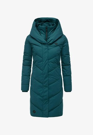 Tiefgrüner Puffermantel mit hohem Kragen, Chevron-Steppdesign, Reißverschluss und langen Ärmeln. Verfügt über eine glatte Stofftextur und ein Abzeichen-Detail.