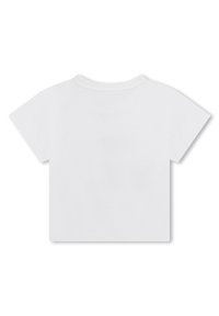 T-shirt bianca a maniche corte con scollatura a girocollo, realizzata in morbido tessuto di cotone, caratterizzata da un design semplice e priva di motivi o decorazioni visibili.