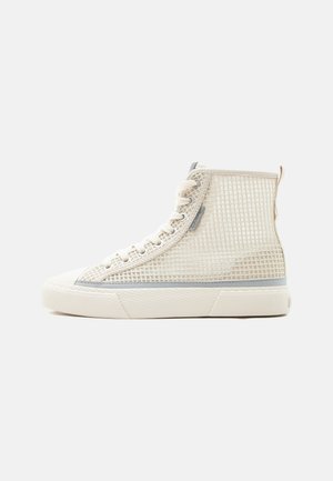 Λευκό sneaker ψηλού τύπου με ανώτερο μέρος από δίχτυ, μπροστινό κορδόνι, ανοιχτό γκρι διακοσμητικά και επίπεδη λαστιχένια σόλα, παρουσιάζεται από το πλάι σε απλό φόντο.