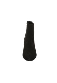Stivaletto in suede nero con texture liscia, punta tonda e dettaglio con zip laterale per una facile calzata. Design minimalista con una silhouette elegante.
