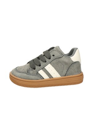 Grijze suède kindersneaker met bruine zool, zwarte veters, witte strepen aan de zijkant en een witte hielpatch.
