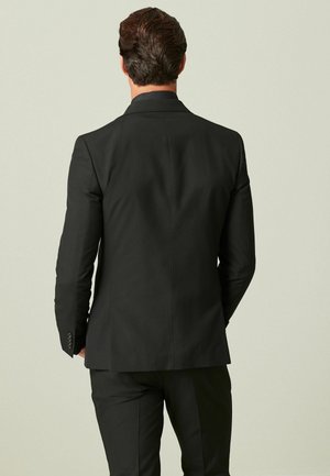 Schwarze maßgeschneiderte Anzugjacke mit glatter Textur, strukturiertem Schnitt und einem Schlitz hinten. Verfügt über einen Reverskragen und Knöpfe an den Ärmeln.