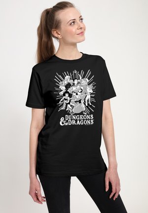T-shirt in cotone nero con un design grafico raffigurante personaggi di Dungeons & Dragons in bianco e grigio, con dettagli e motivi intricati.