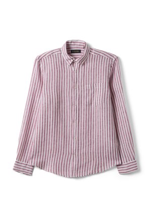 Langärmliges Hemd zum Knöpfen mit vertikalen rosa und weißen Streifen, Brusttasche und geknöpftem Kragen, flach auf weißem Hintergrund liegend.