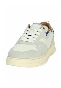 Sneaker grigio chiaro realizzata in suede e pelle, con una spessa suola color crema, lacci bianchi e una toppa del logo in blu e rosso sul lato.