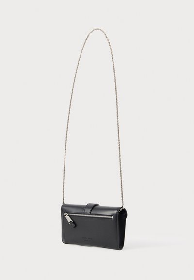 Μαύρο δερμάτινο τσαντάκι ώμου με ασημένια τσέπη με φερμουάρ και λουρί αλυσίδα, εμφανίζεται σε λευκό φόντο.