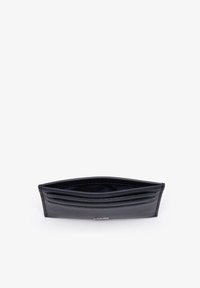 Portofel din piele neagră, cu șase compartimente pentru carduri, o textură netedă și un design minimalist, parțial deschis pentru a arăta interiorul.