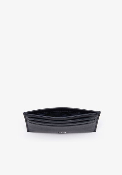 Portefeuille en cuir noir, doté de six emplacements pour cartes, d'une texture lisse et d'un design minimaliste, partiellement ouvert pour montrer l'intérieur.