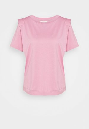 Camiseta rosa de manga corta con hombreras acolchadas y dobladillo recto, mostrada sobre un fondo blanco.