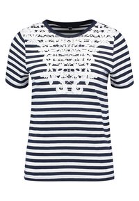 Navy ja valkoisilla raidoilla varustettu lyhythihainen t-paita, jossa on monimutkainen valkoinen pitsikoristelu rinnassa ja klassinen pyöreä pääntie.