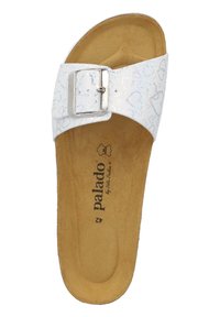 Weißer Rutschschuh mit glänzender Oberfläche, der Herzmuster aufweist, einer silbernen Schnalle und einer gepolsterten tanfarbigen Innensohle. Rutschfeste Sohle.