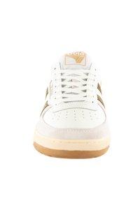 Weißer Sneaker mit Akzenten aus hellbraunem Wildleder und brauner Gummisohle. Verfügt über eine perforierte Zehenpartie, weiße Schnürsenkel und ein sandfarbenes Logo auf der Zunge.