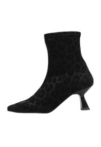 Botines de tela negra hasta el tobillo con un patrón de print de leopardo, punta afilada y un tacón bajo y ancho. Textura suave con un diseño sin costuras.