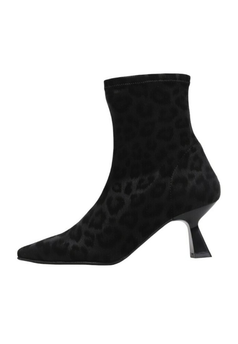 Botines de tela negra hasta el tobillo con un patrón de print de leopardo, punta afilada y un tacón bajo y ancho. Textura suave con un diseño sin costuras.