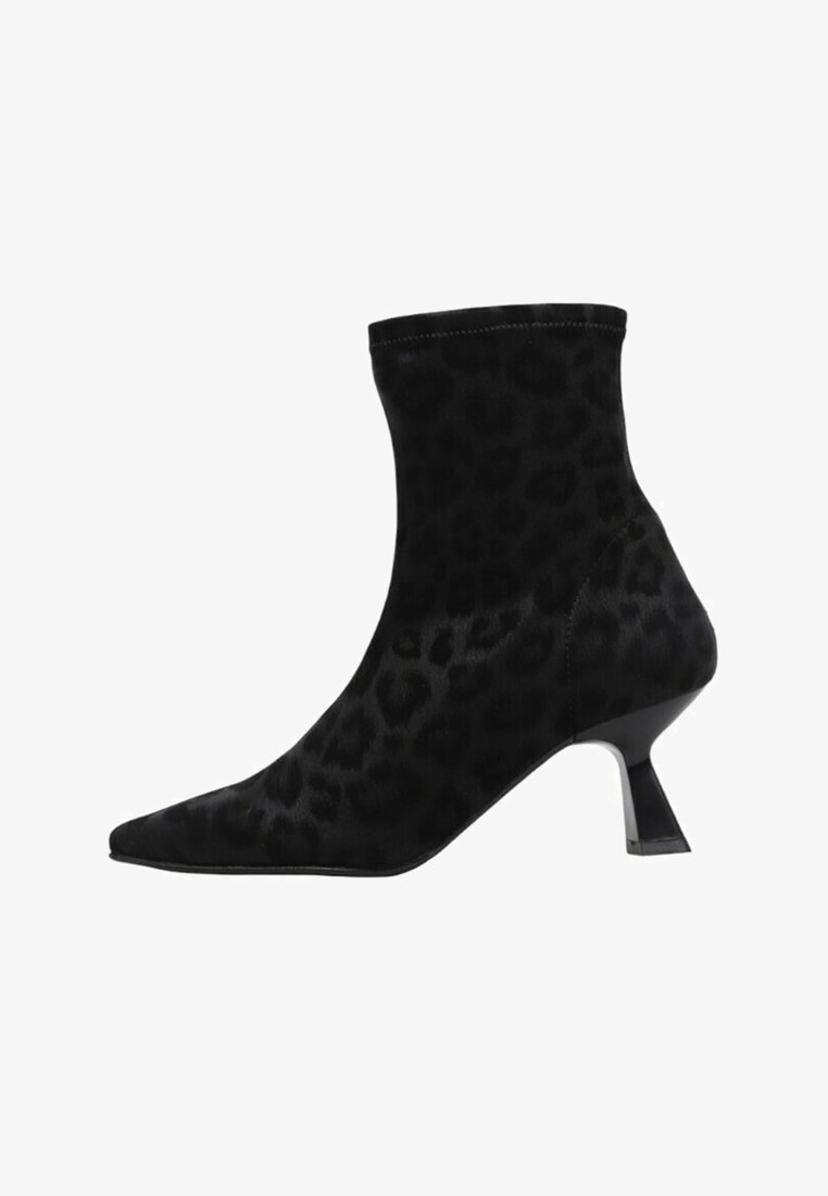 Botines de tela negra hasta el tobillo con un patrón de print de leopardo, punta afilada y un tacón bajo y ancho. Textura suave con un diseño sin costuras.