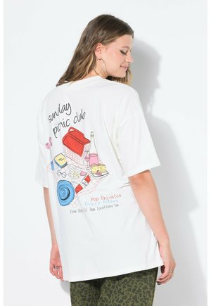 Hvid t-shirt med grafisk design af picnic-ting, herunder en rød køletaske, drikkevarer, ost og en picnic-tæppe. Løs pasform.