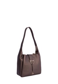 Bolso de cuero marrón con textura, de forma flexible, que presenta un accesorio de hebilla en tono dorado y una sola correa para el hombro.