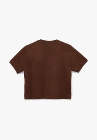 Braunes, kurzärmliges T-Shirt mit rundem Ausschnitt, aus strukturiertem Stoff gefertigt. Die Rückseite zeigt eine einfarbige Fläche ohne Drucke oder Verzierungen.