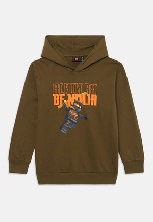 Olivgrüner Hoodie mit einem Frontdruck, der eine Ninja-Figur und orangefarbigen Text zeigt. Der Stoff wirkt weich mit gerippten Bündchen und Saum.